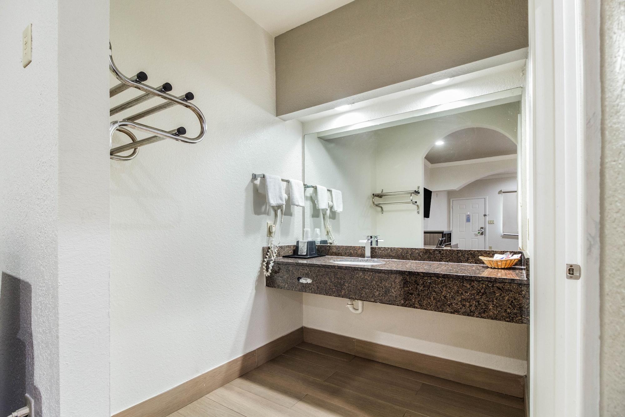 Scottish Inn And Suites Baytown Eksteriør billede
